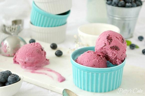 Helado de arándanos, fresas y sour cream: color y sabor con un toque fresco
