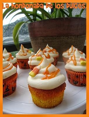 Cupcakes con decoración de candy corn para Halloween
