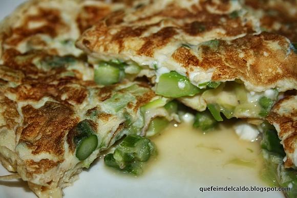 Tortilla de espárragos con queso fresco