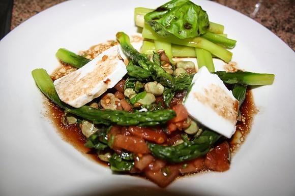 Ensalada de espárragos con habitas