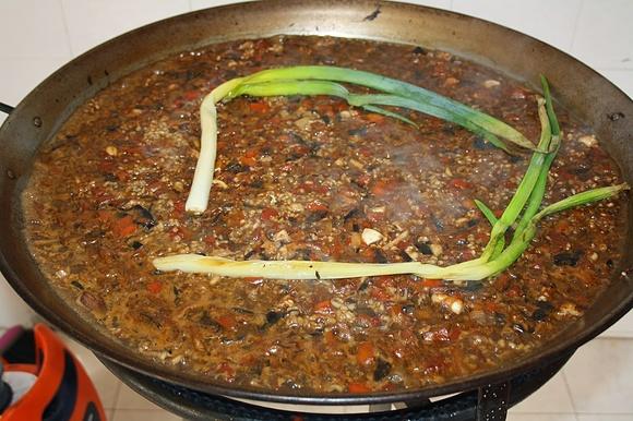 Arroz con calçots y calamares mallorquines