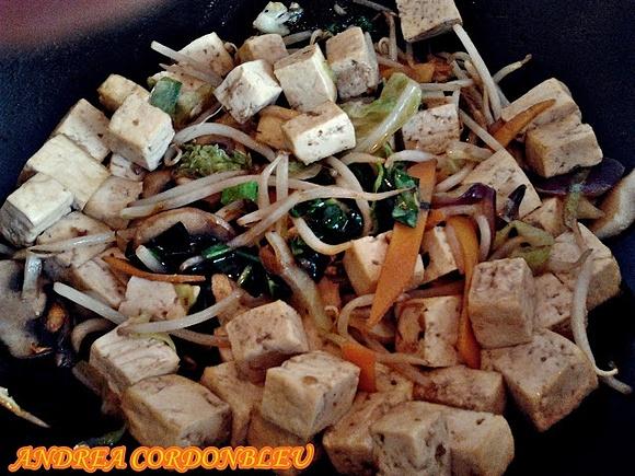 Tofu con verduras frescas salteadas plato vegano