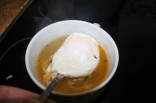 Huevos poché con consomé
