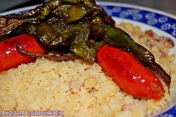 Migas de semola de trigo duro con chorizo de coctail, tocino y pimientos fritos