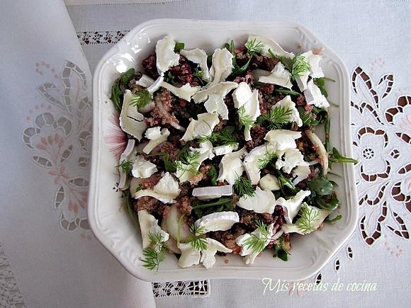 Ensalada de quinoa con nueces caramelizadas, remolacha asada y hierbas