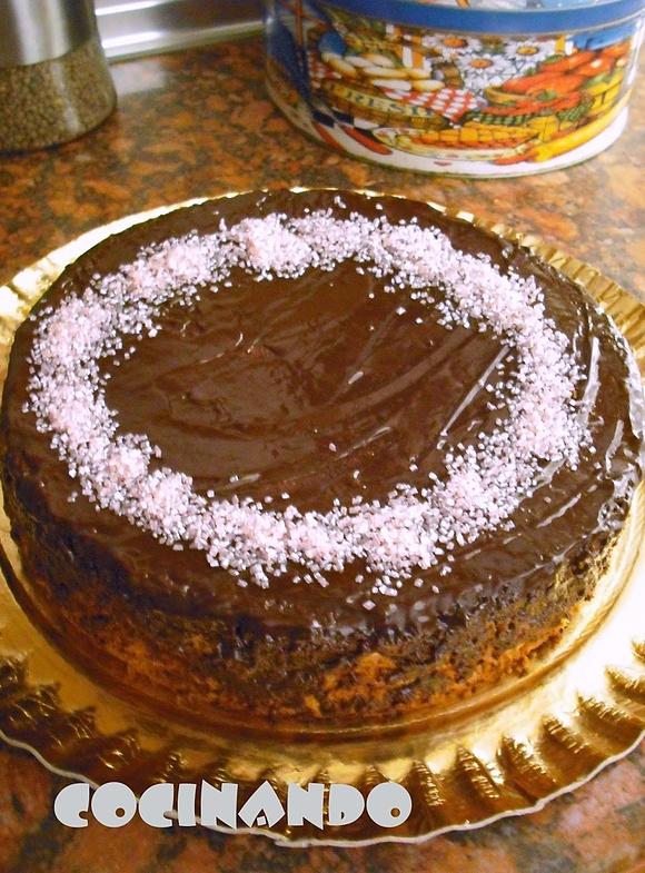 Bizcocho de yogur relleno de crema pastelera con cobertura de chocolate