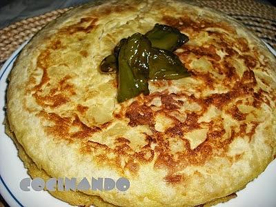 Tortilla de patatas rellena de pimientos