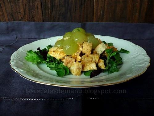 Ensalada de pollo con nueces uvas y salsa de mango y curry