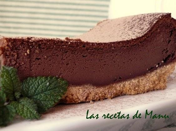 Cheesecake de chocolate con salsa de chocolate