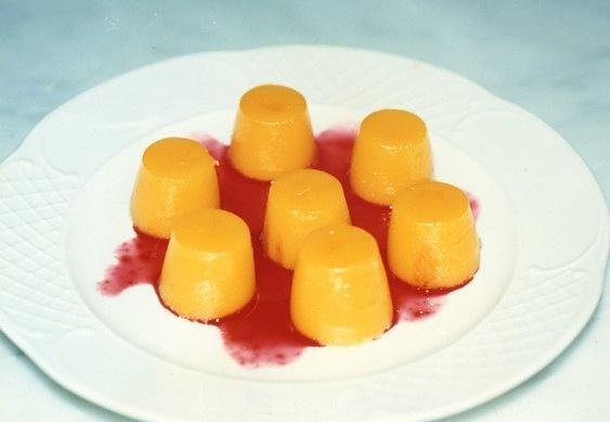 Tocinillos del cielo con coulis de frambuesas