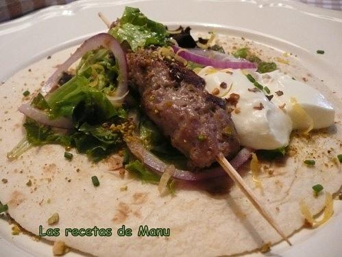 Tortillas de maíz con pinchos de cordero, pistachos y ensalada