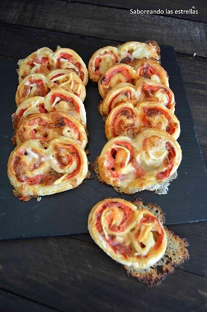Palmeritas de pimientos rojos asados y queso de cabra