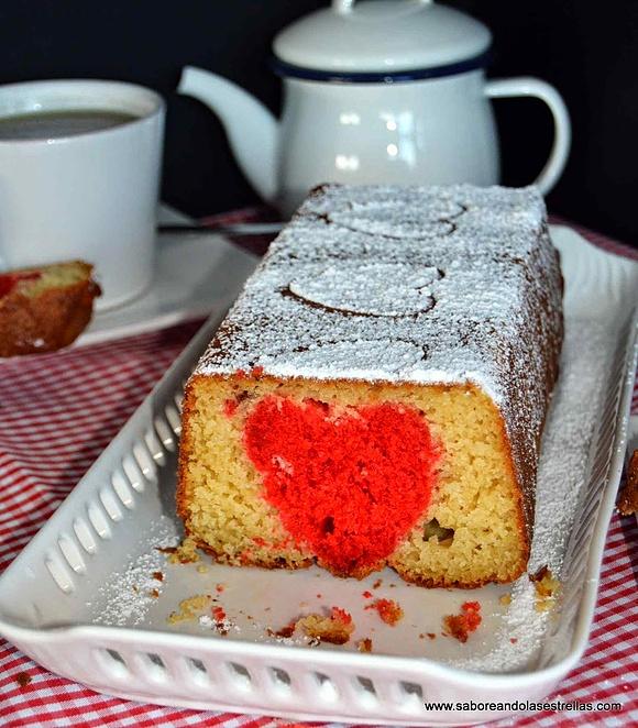 Bizcocho básico con un corazón rojo en su interior sin lactosa