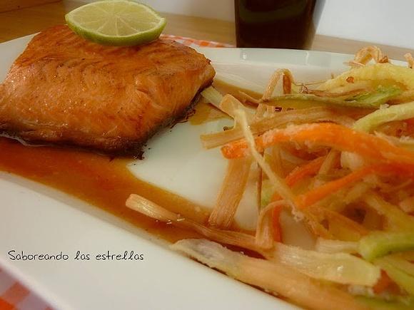 Salmón marinado con miel de romero y verduras