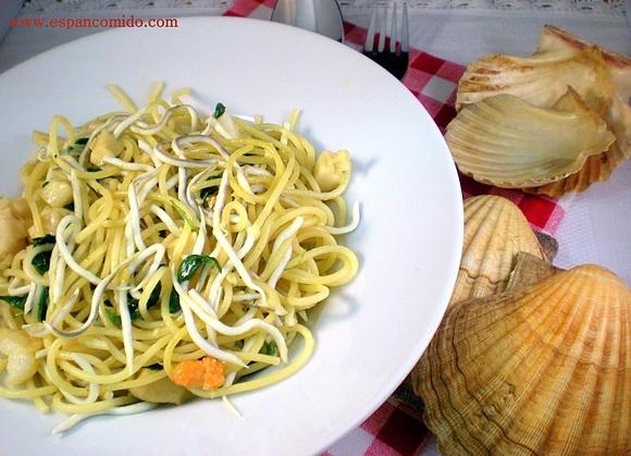 Espaguetis salteados con gulas y vieiras