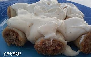 Rigatonis rellenos con bechamel