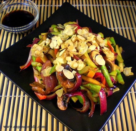 Wok de verduras salteadas con manzana y almendras