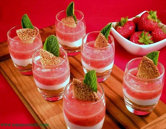 Chupitos de fresas con yogur y polvo de galletas