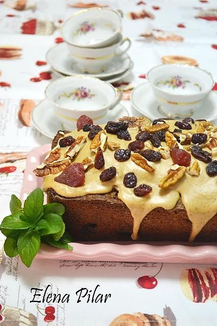Pastel de café con pecanas y arándanos