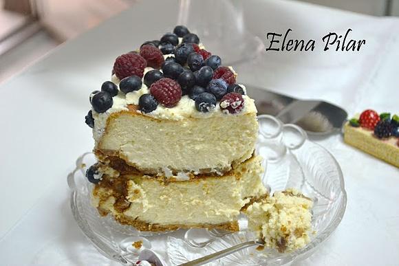 Tarta de queso de dos pisos con frutos rojos