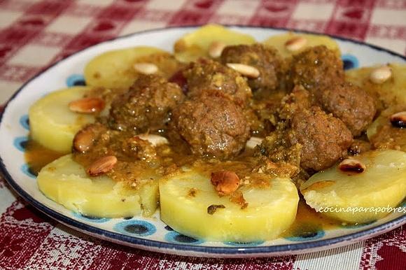 Albóndigas con ciruelas y almendras
