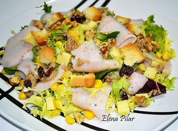Ensalada crujiente de pavo, nueces y queso azul
