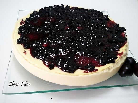 Tarta de queso y gelatina de limón con mermelada de arándanos