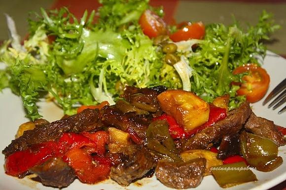 Ternera con salsa de soja y ensalada