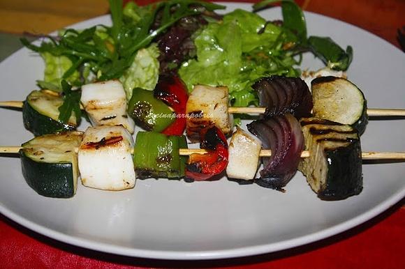 Brochetas de verduras y calamar