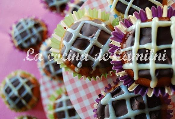 Magdalenas de naranja con cobertura de chocolate
