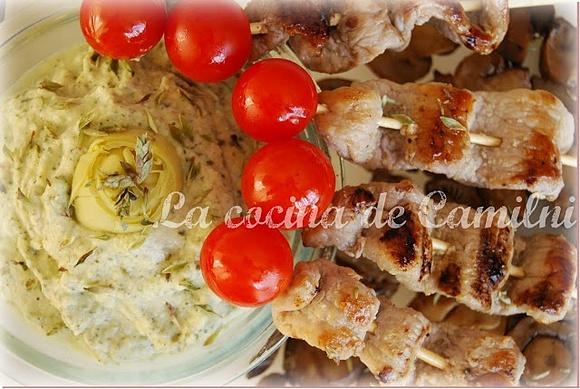 Pinchos de escalopines extratiernos de jamón con salsa de alcachofas