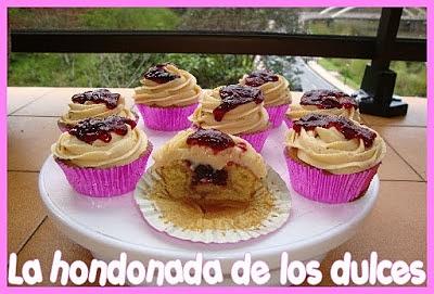 Cupcakes de mantequilla de cacahuete y mermelada de uva