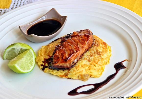 Salmón en salsa de soja y lima sobre tortilla de arroz