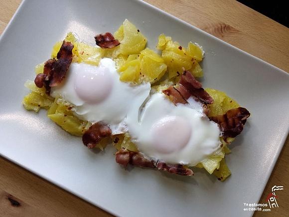 Huevos rotos con patatas y bacon al vapor Lékué