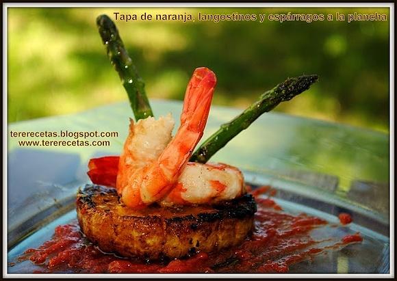 Tapa de naranja, langostinos y espárragos