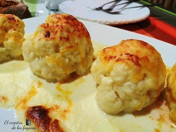 Coliflor gratinada con bechamel de queso y manzana