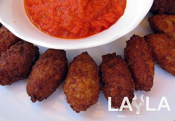 Croquetas de pan del día anterior con salsa de tomate