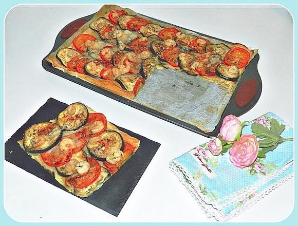 Coca hojaldre de tomate berenjena y gambas