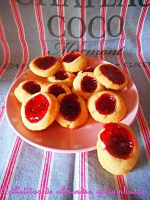 Retro de galletas de almendras y frambuesa para cumpleaños