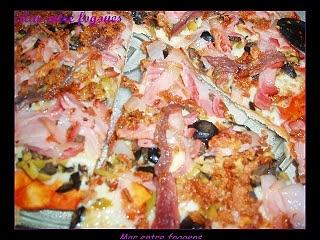 Pizza de bacon y cebolla frita