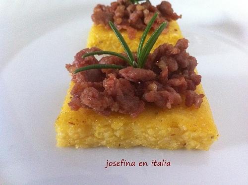 Tostada de polenta con chorizo