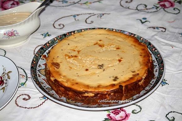 Tarta de queso y dulce de leche con salsa de yogur