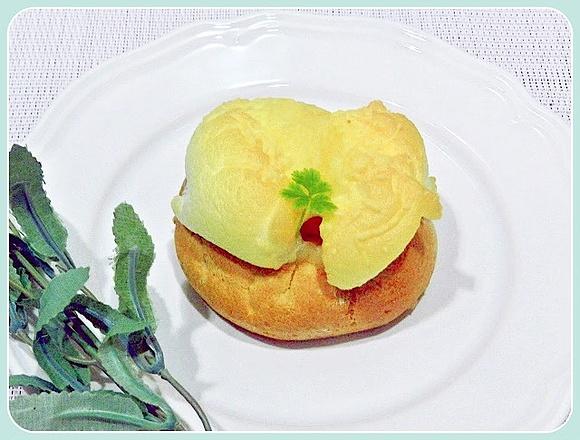 Huevos al nido en panecillos