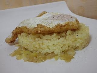 Timbal de arroz al aroma de azafrán con puerros y huevo