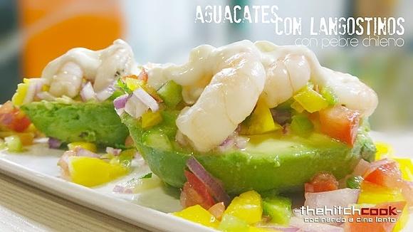 Aguacates con langostinos y pebre chileno