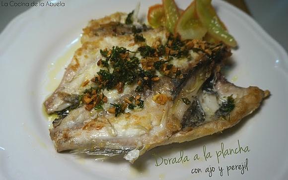 Dorada a la plancha con ajo y perejil