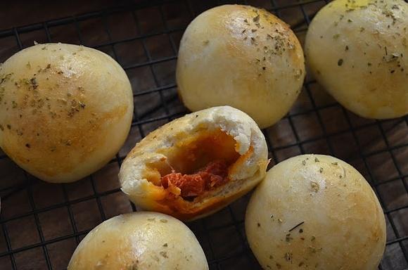 Bollitos rellenos de chorizo gallego