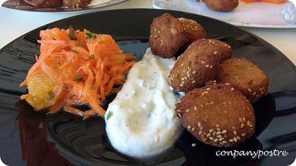 Falafel con salsa de yogur y ensalada de zanahoria