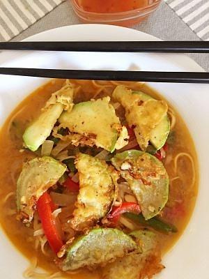 Sopa miso con calabacín en tempura
