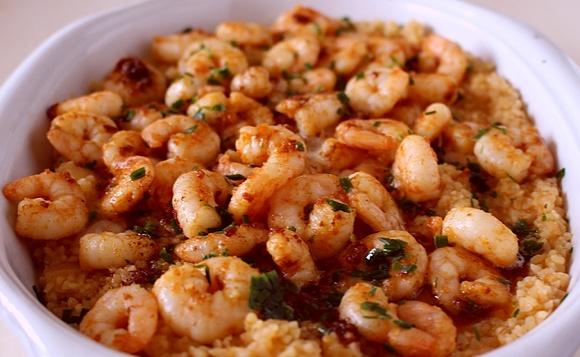 Gambas en salsa de mantequilla y ajo con bulgur